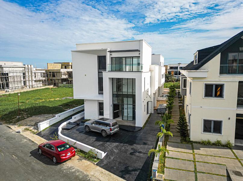 5 Bedroom Smart Home in Lekki with Pool & Cinema